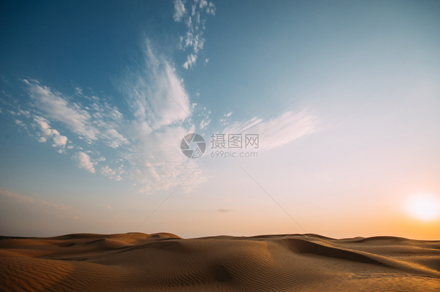 沙漠丘在阳光明媚的日中温暖干旱质地图片