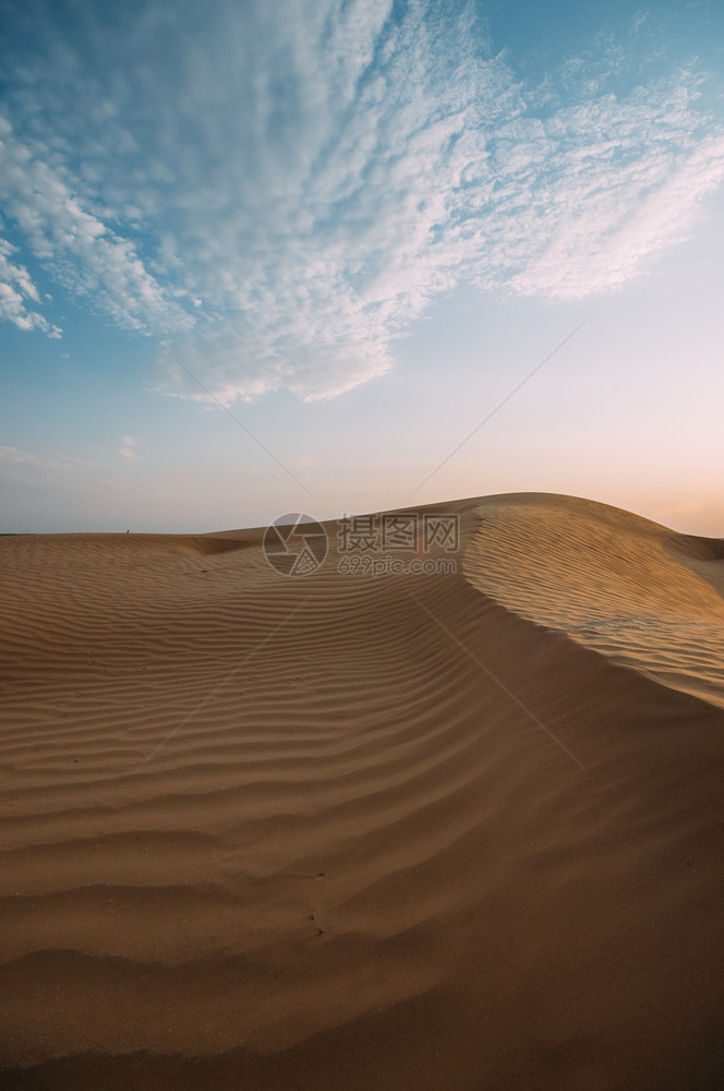 户外干旱沙漠丘在阳光明媚的日中地平线图片