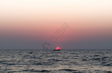 水平的太阳夏天磁盘船人们的海洋日落图片