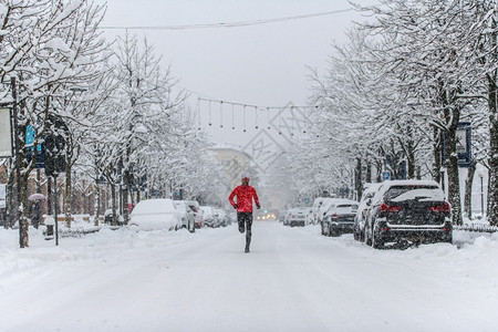 在雪天跑步的男性图片