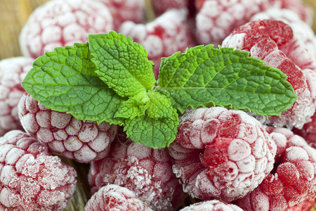 冻住的山莓图片