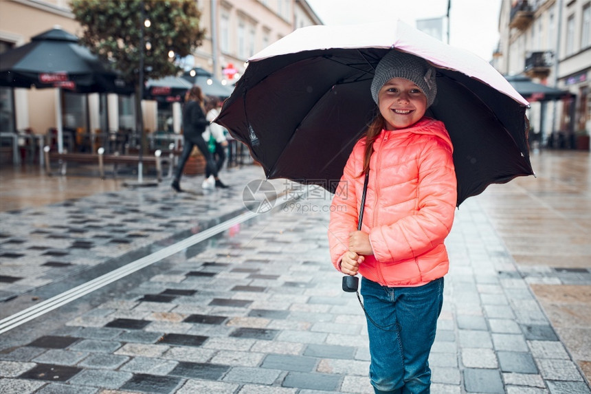 雨天打着伞的小女孩图片