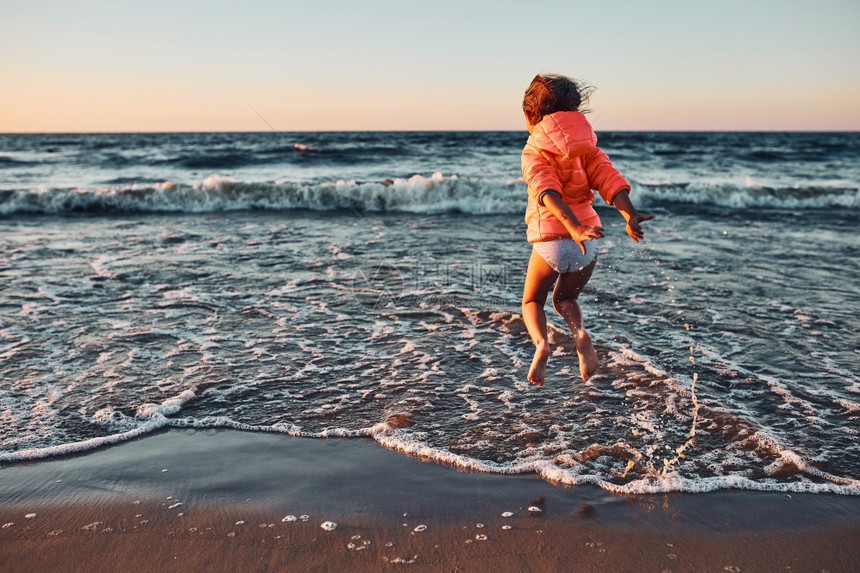 在海边玩耍的小女孩图片