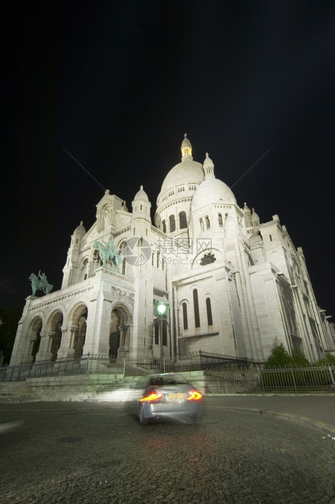 雕像法国一辆车在晚上来到圣骨前利用一个宽阔的视角教堂光照使得它站在黑暗的天空上美丽地露出一面漂亮图片
