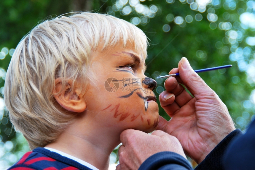 一个小孩的脸被一个化妆的精液塑造成像一只凶猛的狮子男生刷獠牙图片
