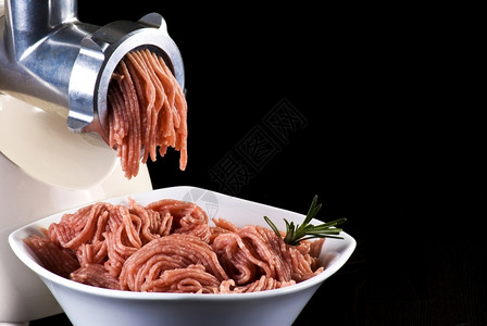 营养配料与电动肉研磨机混合一碗迷迭香图片