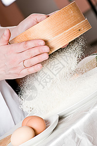 面粉为烘烤而通过筛子滤白色的一种准备背景