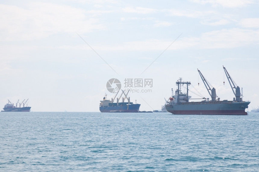 出口航运油船海上停泊在的大型船舶图片