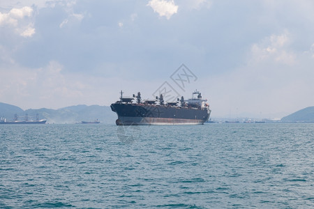 商业的货运海上停泊在的大型船舶图片