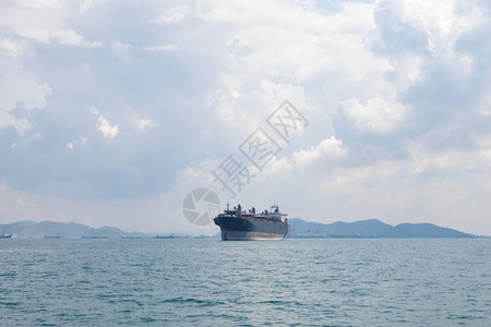 海上停泊在的大型船舶油天技术图片