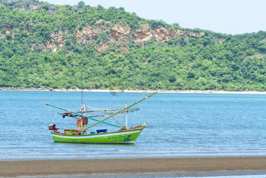 假期血管小渔船海上停泊在边滩上自然图片
