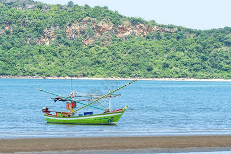 假期血管小渔船海上停泊在边滩上自然图片