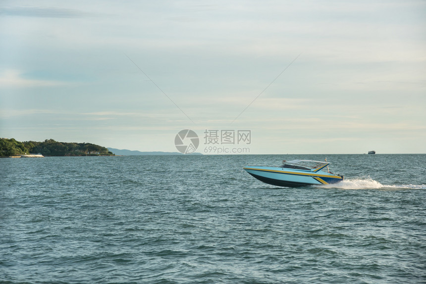 在靠近岛屿的云蓝天空背景下海上快艇和在海上航行船运水图片