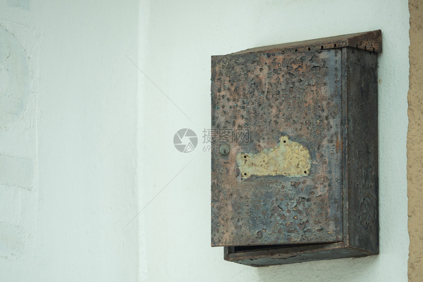 一个老旧生锈的邮箱挂在墙上建造住宅目的图片