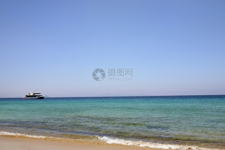 海滩天堂安详沙上有清凉的蓝水和游艇在文字广告方面有很大的空间图片