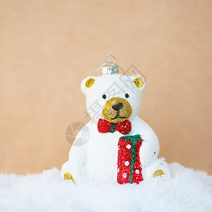 圣诞树玩具一个可爱的白色小熊幼在雪上漂浮手工艺背景上幸福传统快乐的图片