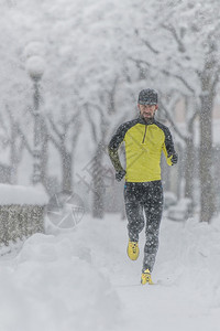 在雪天跑步的男性图片