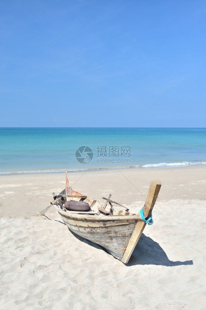 长尾船在泰国安达曼海的热带滩上亚洲人岸宁静图片