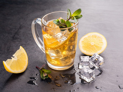 水果饮料玻璃一杯冰茶加柠檬黑石墨桌上的白柠檬冰茶加图片
