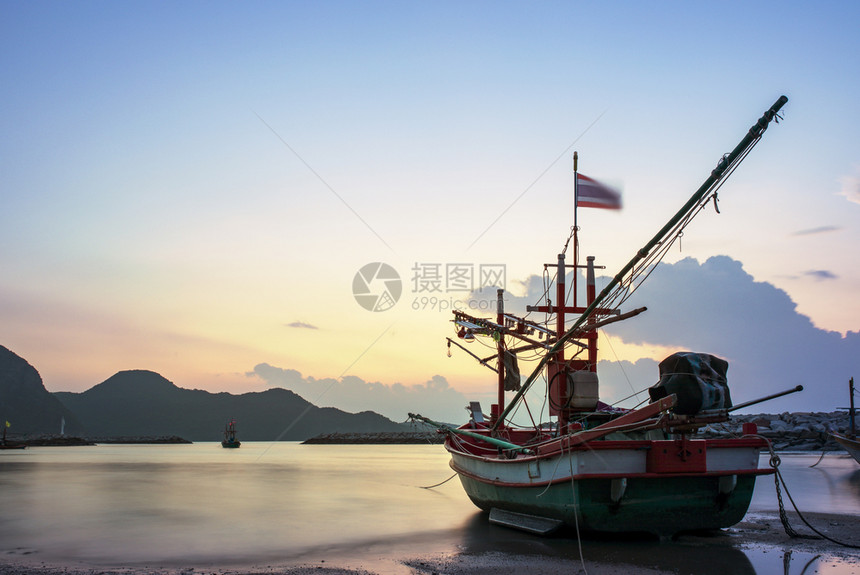 黎明当地渔船警告海滨的普拉楚切prachhuapKhiriKhirikhan泰国南部港口早晨图片