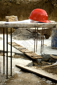 工程建筑地的红色硬帽和木板上的项目建筑学外部图片