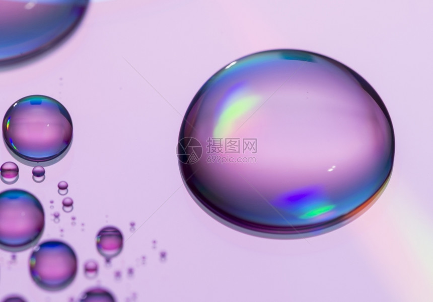 波纹紫色背景的水滴数柔软雨图片