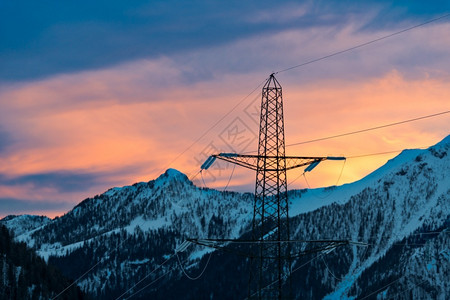 山区高压电线杆的力运输在山上活力电压自然图片
