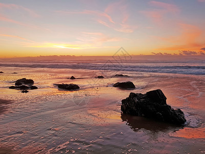 自然葡萄牙ValeFigueiras海滩美丽的日落浪旅行图片