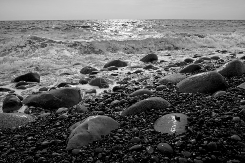 海洋Moelen滚石和水的黑白照片景观自然图片