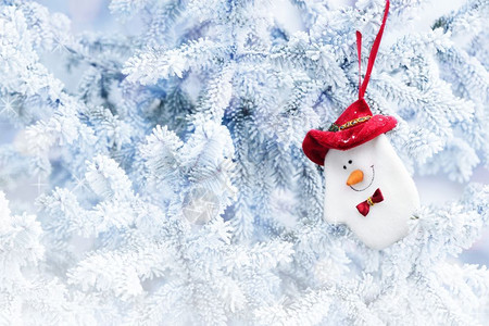 圣诞雪人索克挂在冬森林的树枝上快活季节一种图片