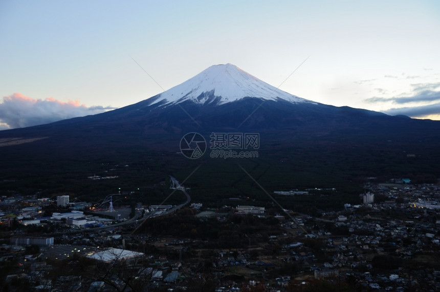 雄伟东方藤山的顶景色公吨图片