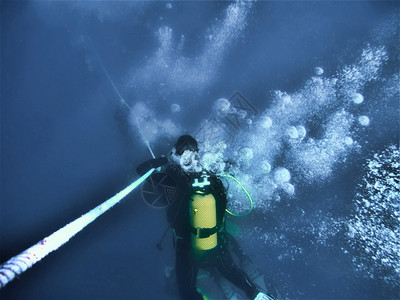 霍尔米加斯坠入深蓝色的海洋自然水下潜背景