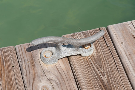 水户外泊木制码头绿色环礁湖上的旧铁系固克拉高清图片