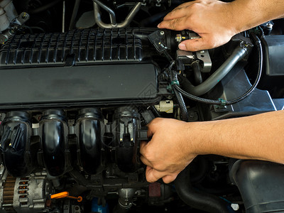 引擎在汽车修理服务中工作的汽车修理检查技术员图片