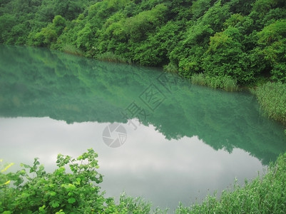高加索Caucasus山间小湖夏季天宽的镜子高清图片
