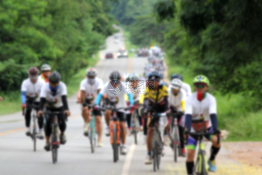 骑自行车比赛的年轻人图片