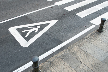 在城市路Zebra过境点的沥青上涂有佩德斯特标志象征警告市中心背景图片