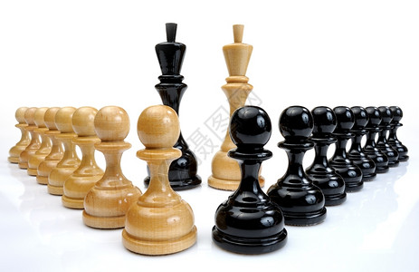 若干木制象棋浅色和深战略力量闲暇图片