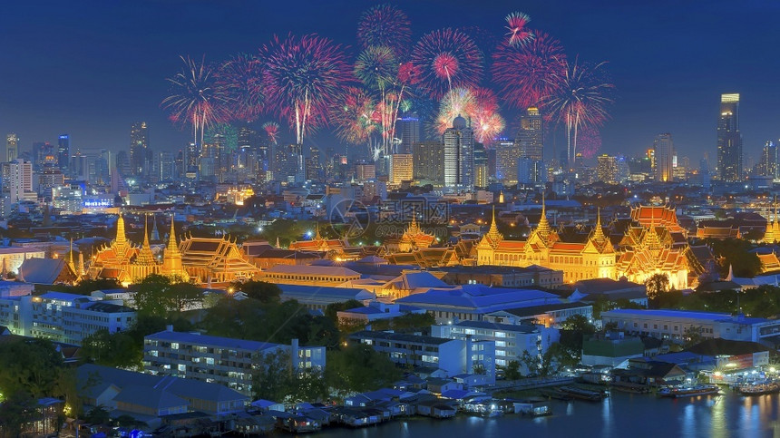 庆祝泰国美丽的烟花大宫殿在泰国曼谷的盛大宫晚上在泰国曼谷过夜建筑学寺庙宗教的图片