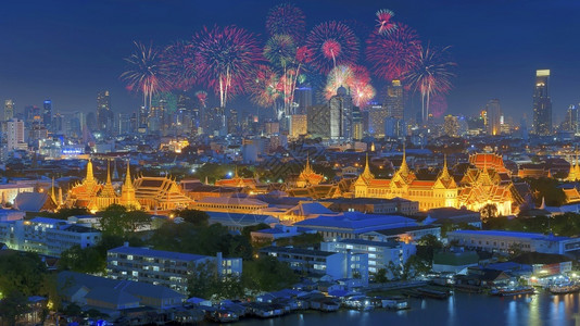 庆祝泰国美丽的烟花大宫殿在泰国曼谷的盛大宫晚上在泰国曼谷过夜建筑学寺庙宗教的背景图片