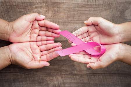 两只手握着粉红丝带记录在木柴上的乳癌认识征兆希望意药物卫生保健图片