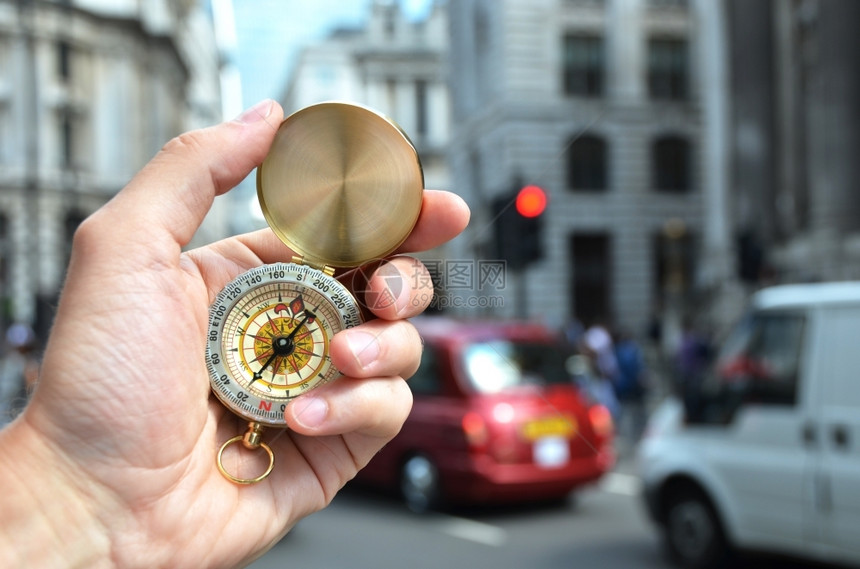 箭方位角在伦敦一条街上手里的指南针英国图片