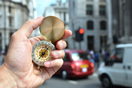 箭方位角在伦敦一条街上手里的指南针英国图片