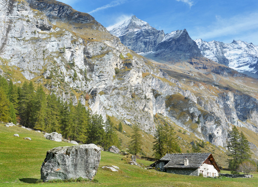 位于公园的阿尔卑斯山欧洲脉美景中高欧洲脉美景中的雅平欧山地貌华风公园的光芒中爬坡道欧洲的小屋图片