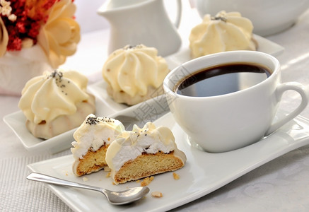 牛奶棉花糖用粉加一杯咖啡的冰霜填充乳香的曲奇饼干服务图片