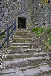 里面苏格兰通往邓诺塔城堡废墟的内深处游客图片