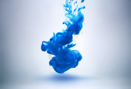 画液体白色的蓝墨水下作为您工程的抽象背景图片