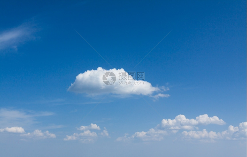 蓝天空和乌云图片