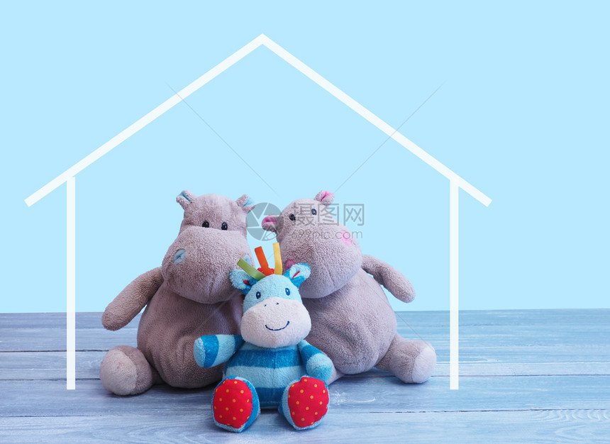 红色的孩子河马玩具家庭妈和儿子的爸坐在灰色木地板上在油漆房屋抵押的概念灰色图片