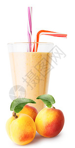 冰沙一杯杏汁雪或酸奶与白底面孤立的杏子隔绝一杯汁和有子的酸奶浇注饮料图片